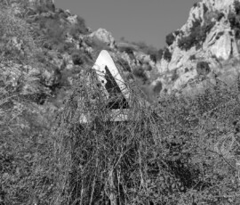 Alessandra Savelli Con Per essermi sempre presso di me, Alessandra Savelli racconta di Foci (IS), piccolo centro dell’Appennino molisano con un territorio segnato da frane, terremoti e spopolamento, trasformandolo in uno spazio interiore e poetico.