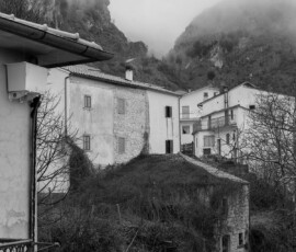 Alessandra Savelli Con Per essermi sempre presso di me, Alessandra Savelli racconta di Foci (IS), piccolo centro dell’Appennino molisano con un territorio segnato da frane, terremoti e spopolamento, trasformandolo in uno spazio interiore e poetico.