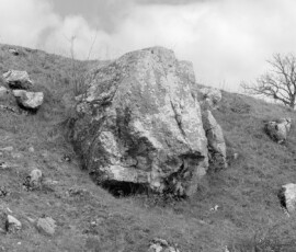 Alessandra Savelli Con Per essermi sempre presso di me, Alessandra Savelli racconta di Foci (IS), piccolo centro dell’Appennino molisano con un territorio segnato da frane, terremoti e spopolamento, trasformandolo in uno spazio interiore e poetico.