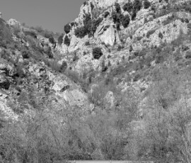 Alessandra Savelli Con Per essermi sempre presso di me, Alessandra Savelli racconta di Foci (IS), piccolo centro dell’Appennino molisano con un territorio segnato da frane, terremoti e spopolamento, trasformandolo in uno spazio interiore e poetico.